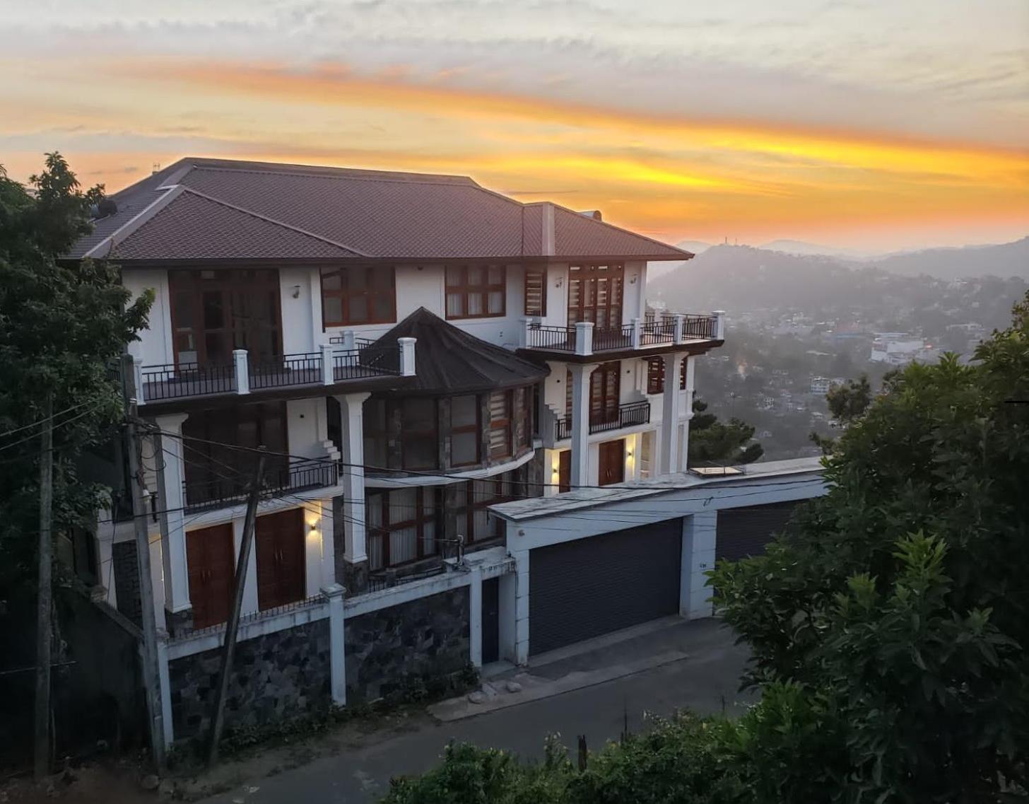 Golden King Residence - Free Pickup From Kandy Railway Station Екстериор снимка