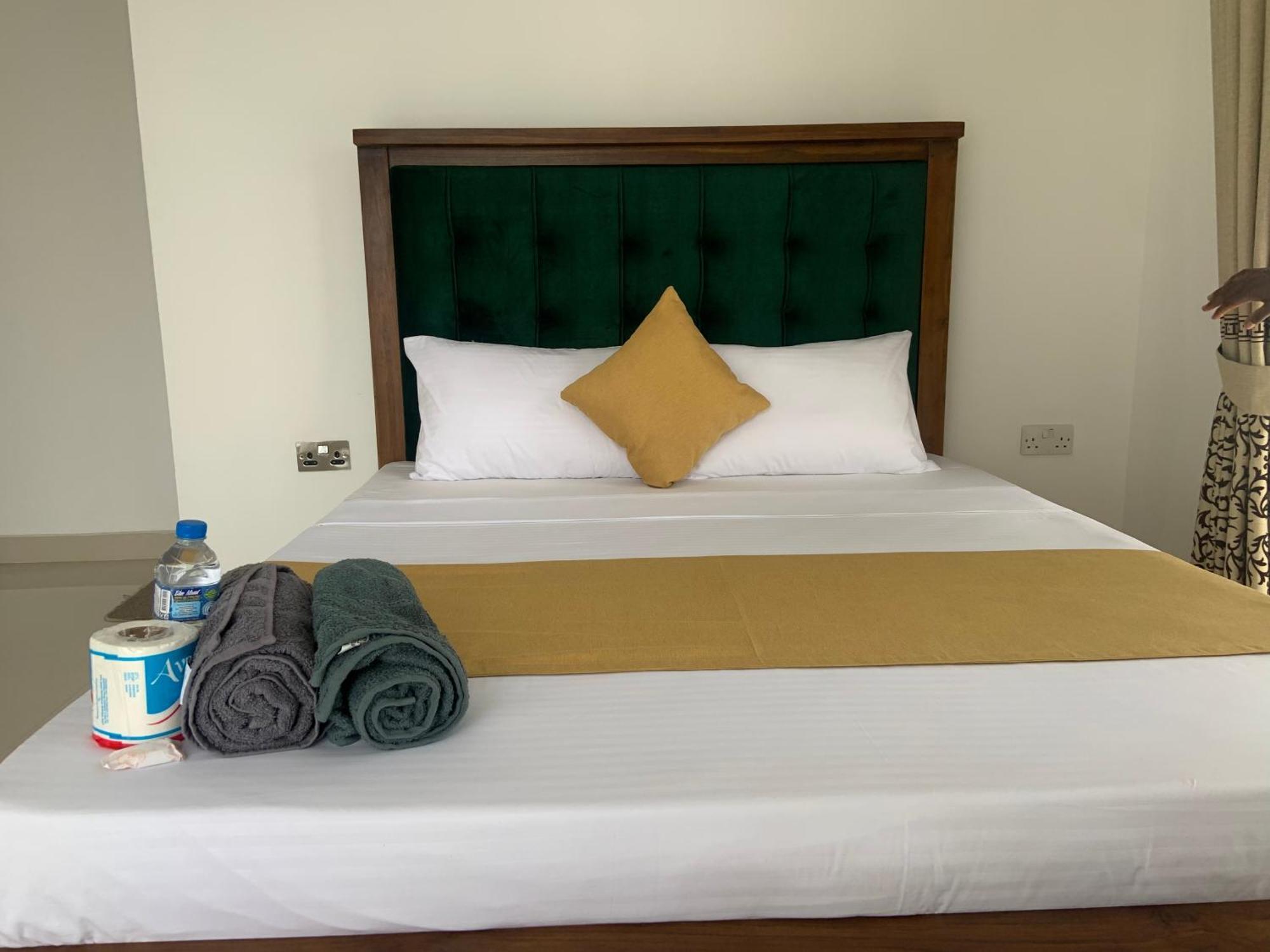 Golden King Residence - Free Pickup From Kandy Railway Station Екстериор снимка